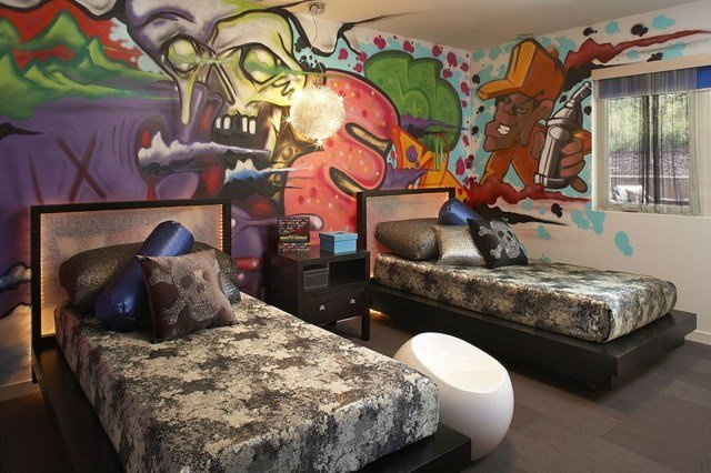 Detská izba, dve postele, tmavé periny, laminátové podlahy, zriadiť izbu pre mládež