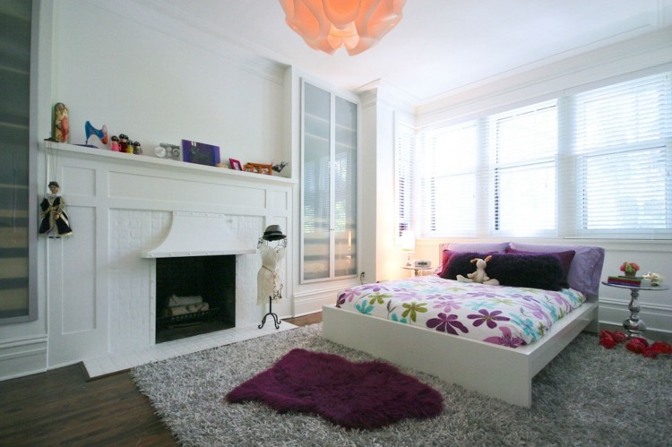 detská izba biely krbový koberec sivá fuchsie akcenty kvetinová posteľná bielizeň