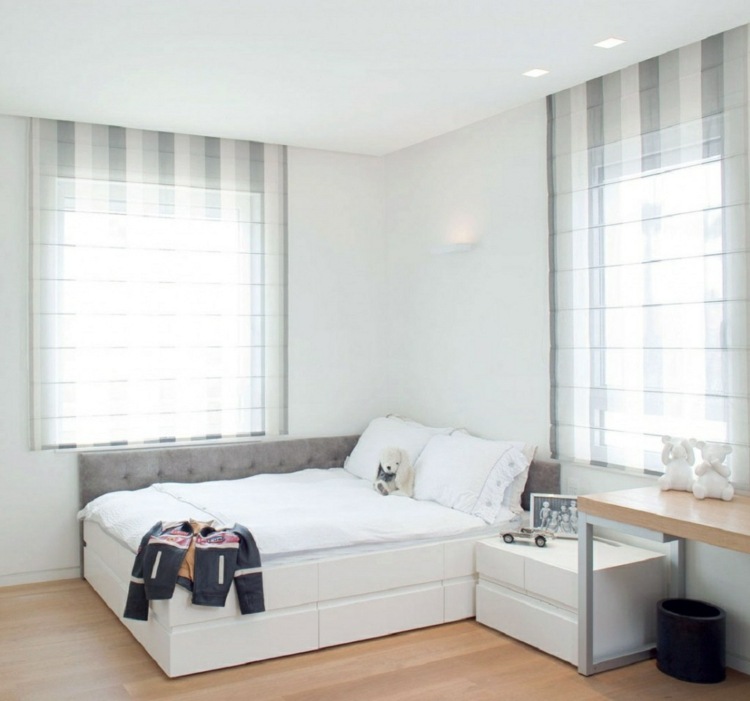 detská izba v bielych jednoduchých neutrálnych chlapčenských sivých pruhoch záves moderný