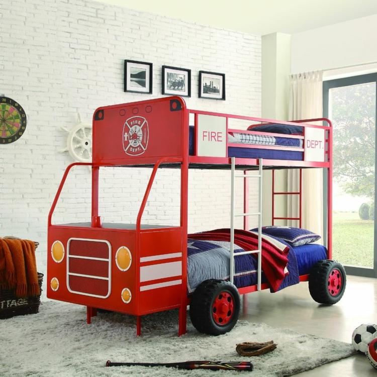 Výzdoba hasičského auta pre súrodencov v podkroví