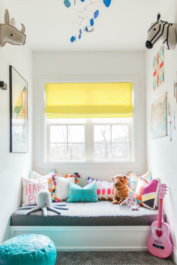 detská izba-optimálne zariadenie-úzke-malé-okno-pouf-gitara.de-dekorácia-vankúše na hodenie-plyšové zvieratká-obrázky