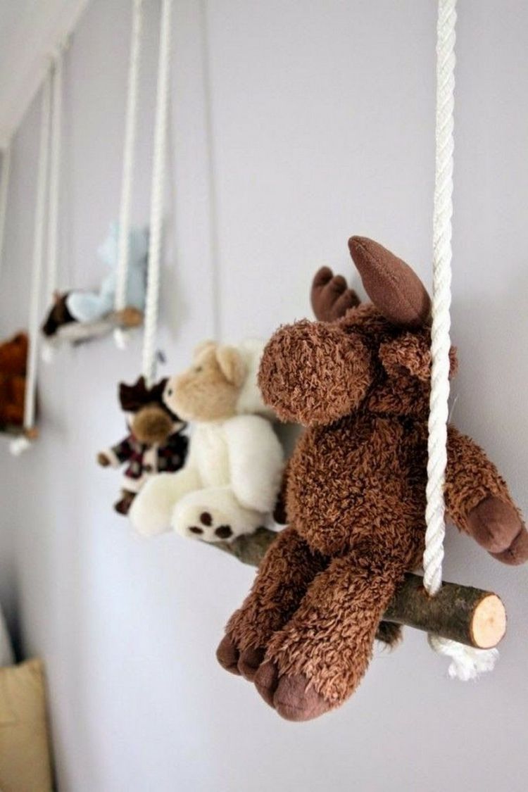 detská izba-optimálne-zariadiť-hrať-veci-plyšové-zvieratká-závesné-police-lano-zvislé-úložné-steny