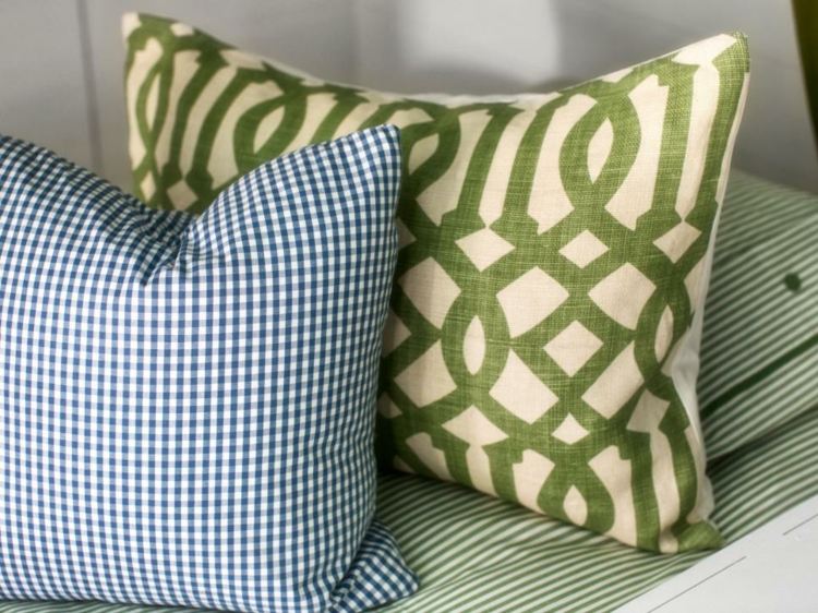 Dizajnový strešný vankúš do detskej izby modrý biely károvaný zelený vzor