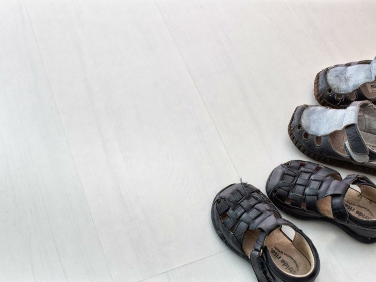 dizajn strechy detskej izby biela podlaha laminát elegantný moderný štýl