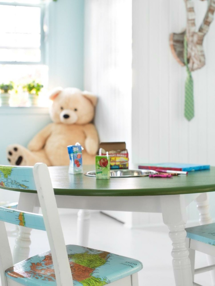 dizajn strechy detskej izby hrací stôl ručne vyrábaný stôl kutilské stoličky decoupage