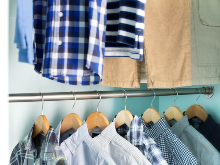 detská izba pod strechou dizajn šatníkové tyče košele chlapčenská izba