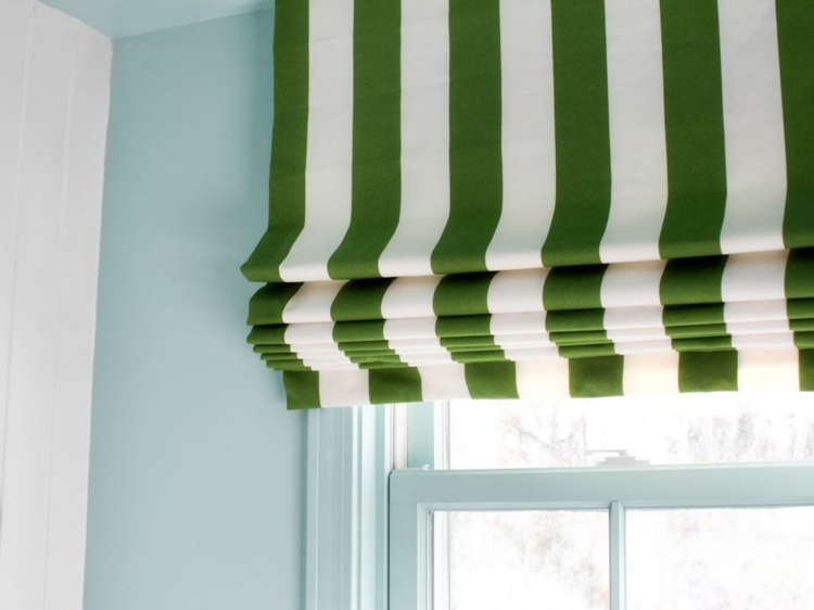 detská izba pod strechou dizajn riasený záves pruhy biela zelená