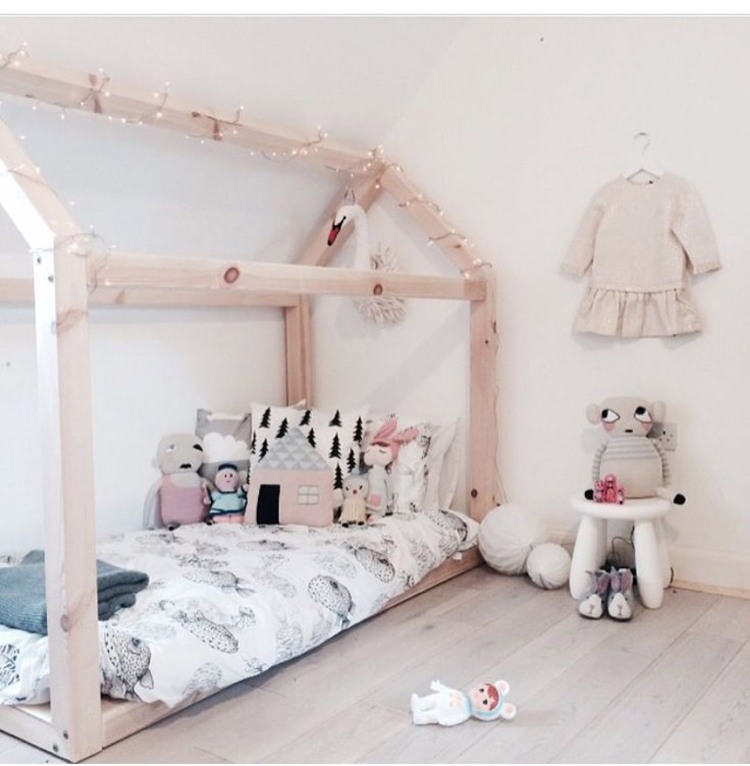 zariadenie detskej izby-dekorácia-detská postieľka-matrac-rozprávkové svetlá