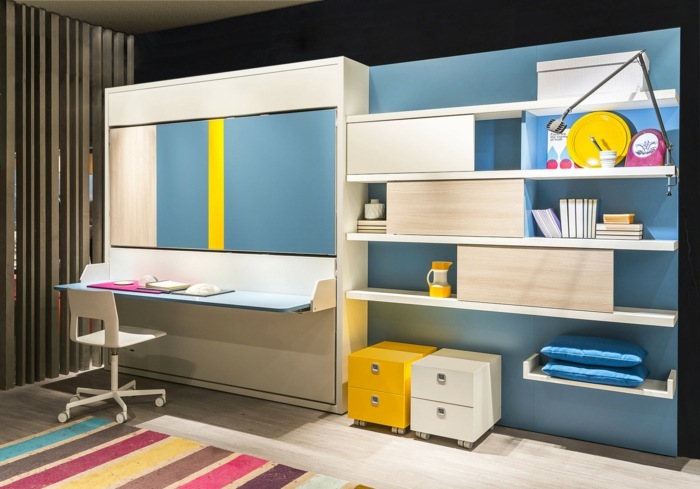 izba chlapci deti modrá polička na stôl žltá