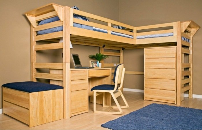 podkrovná posteľ rohový stôl úložný priestor koberec modré drevo