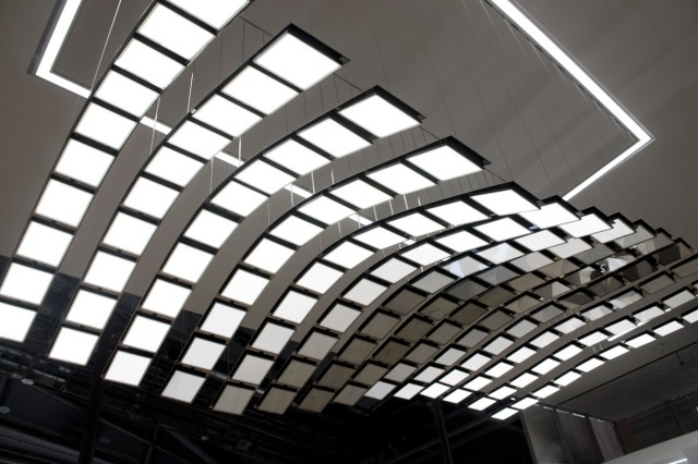 Dizajnové svietidlo ARTCOM s pohyblivými modulmi Pohyblivé moduly designového svietidla ARTCOM manta rhei