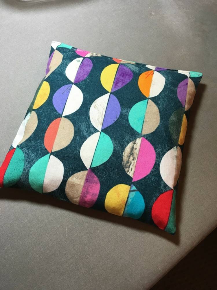 Vyrobte si vankúše z čerešňového kameňa šitím-tkanina-výplň-čierna-vzor-farebná-otepľujúca-chladiaca-malá