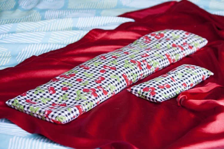 Čerešňový kamienkový vankúš-urob si sám-veľká-malá-výplňová-tkanina-kockovaná-čerešňový vzor-satén-červená