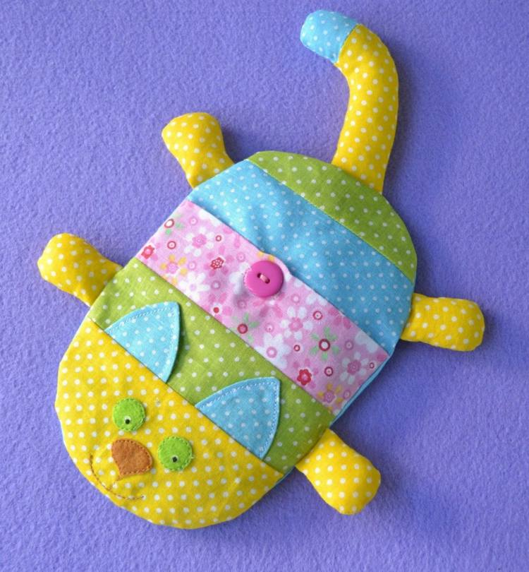 vankúš z čerešňového kameňa-vyrobte-deti-látku-mačku-gombík-výplň-farebné-šitie-kvetov-bodkovanú-mäkkú plsť