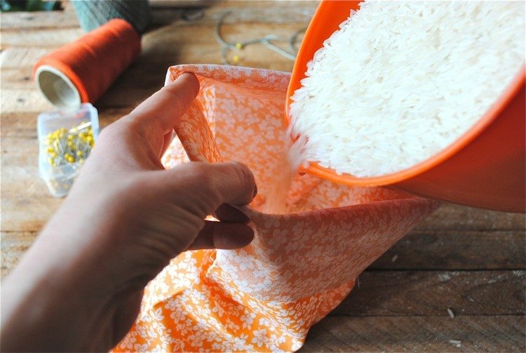 Čerešňový vankúš-urob si sám-ušitie-úvod-ihla-niť-rolka-ryžová misa-látka-výplň-otepľovanie