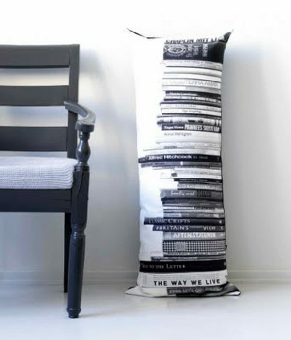 Dlhá vankúšová kniha pokrýva obývaciu izbu obývacia izba