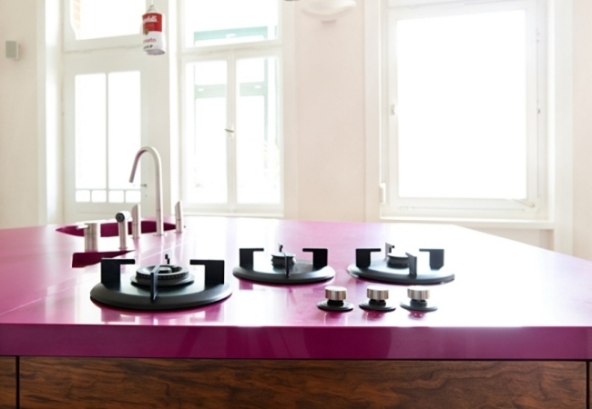 Kuchyňa s dreveným ostrovčekovým pultovým drezom zapusteným plynovým sporákom