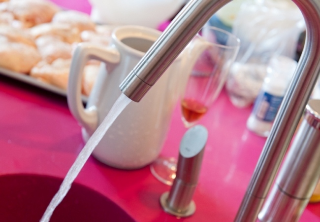 Zapustená drezová pracovná doska s nerezovým kohútikom mangenta