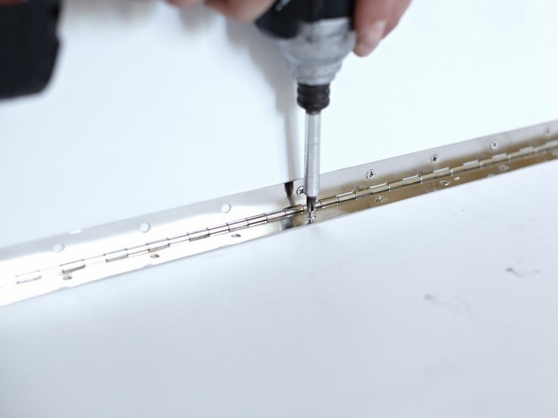 skladací stôl pre vŕtačku so skrutkami závesov na stenu