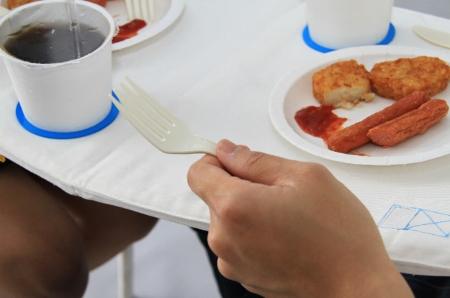 skladací stôl - ideálny na výlet pre dvoch Jedlo na stôl nápojové taniere šálky jedálenské miesto nápady na dizajn jedlá