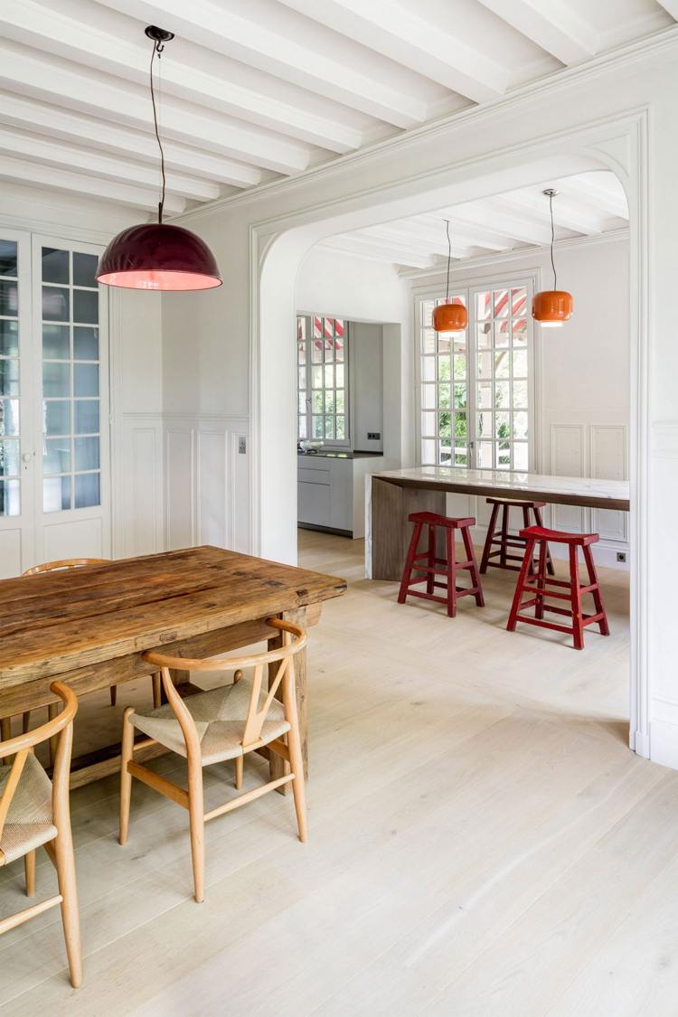 klasická architektúra-moderné-jedáleň-nábytok-drevo-biela-štuk