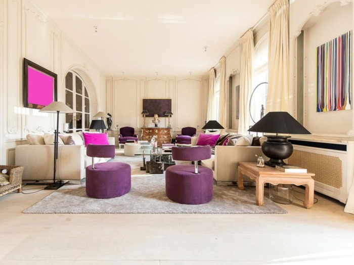 klasické moderné purpurové kreslo krémové steny