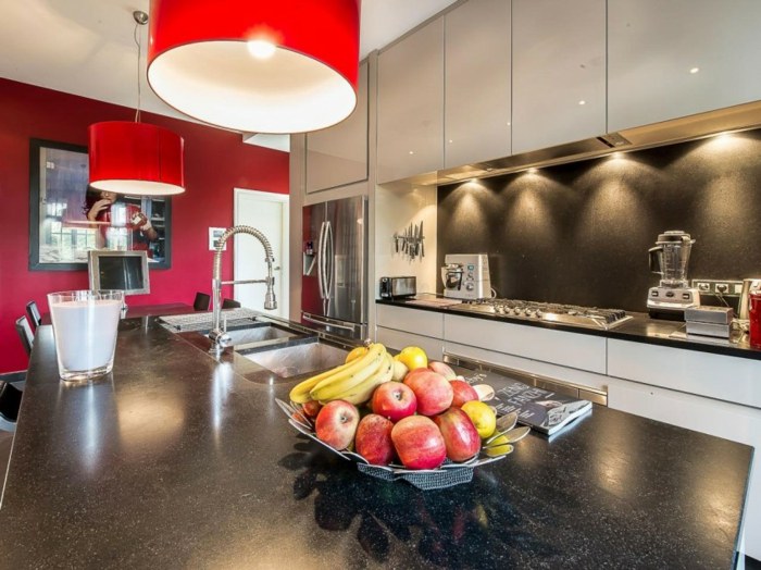 rám biele fronty červená stena