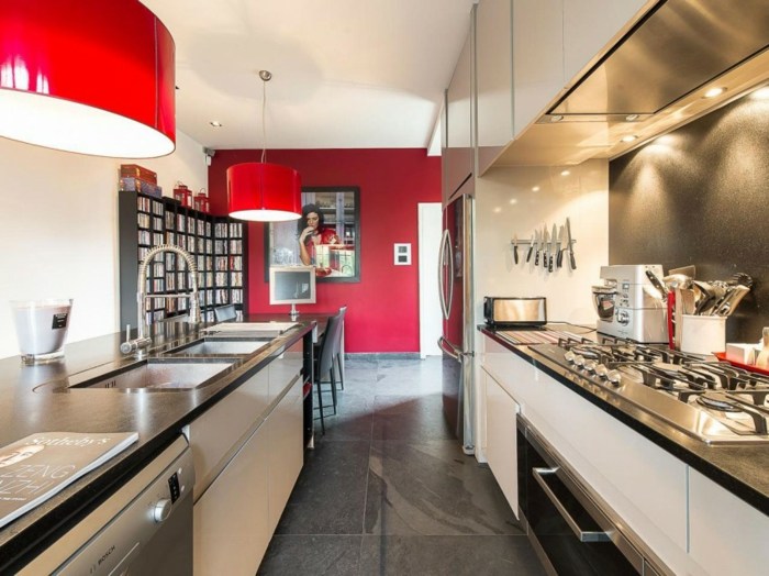 biele kuchynské fronty nerezový pult