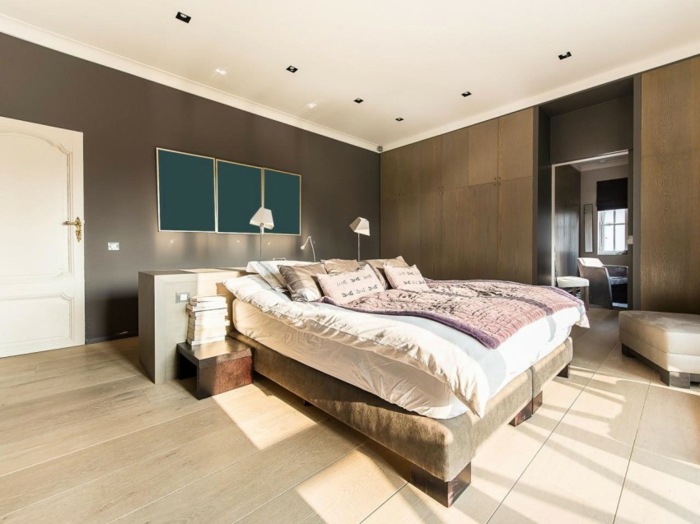 postaviť moderné steny čokoládovej farby