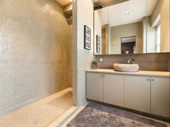 Skriňa na toaletný stolík zrkadlová skriňa béžovej farby Shaggy