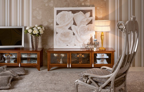 Kreslo z dreveného nábytku-strieborné prevedenie Drevená nábytková stolička-tapeta s pruhovaným vzorom v striebornom prevedení