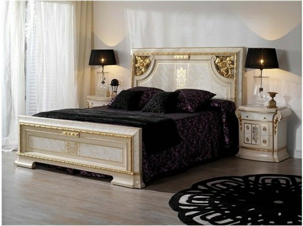 tmavofialový-prehoz-posteľ-rám postele-rám-kvetinový koberec