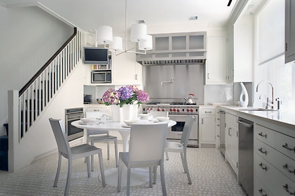 Kuchynský dizajn v bielom prevedení nábytku