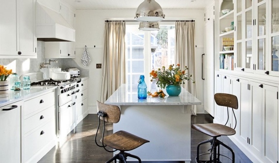 Klasický kuchynský nábytok - svetlé drevené stoličky - chrómované závesné svetlá