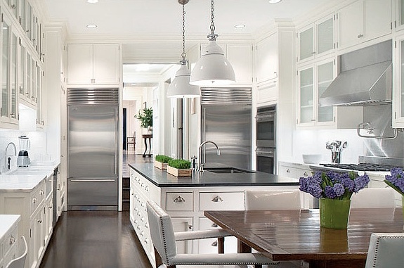 Biela kuchyňa s dizajnom ostrovčekových závesných svetiel