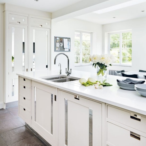 Biele kuchynské skrinky-čela na varenie
