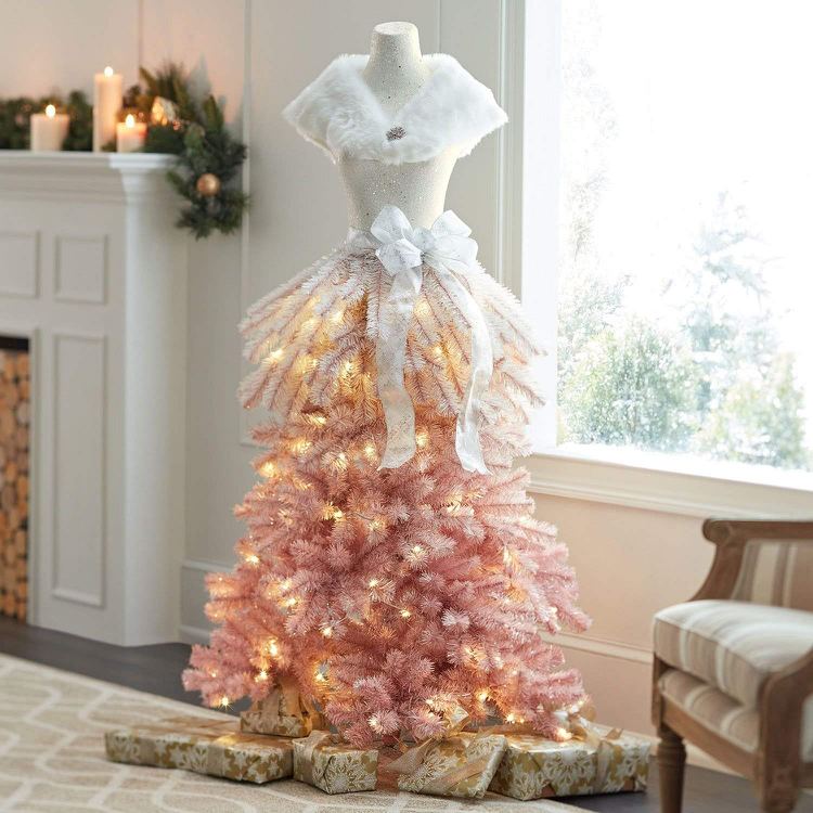 Farbené vetvičky jedle zdobia vianočné svetlá