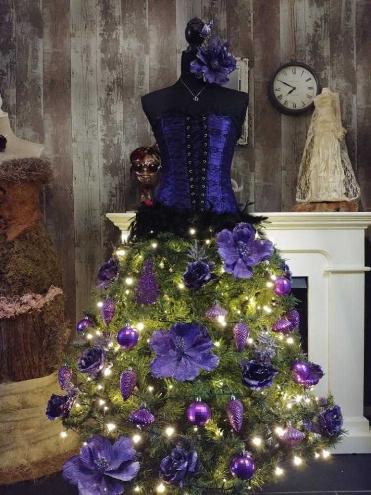 šaty z jedľových konárov zdobia fialové kvety nápady na šišky