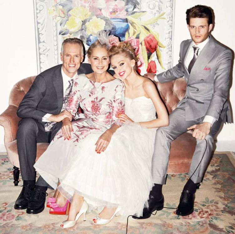 šaty pre matku nevesty kvetinový vzor rukávy po lýtka