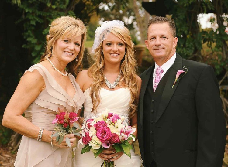 šaty pre matku nevesty saténové šampanské farby s výstrihom do V