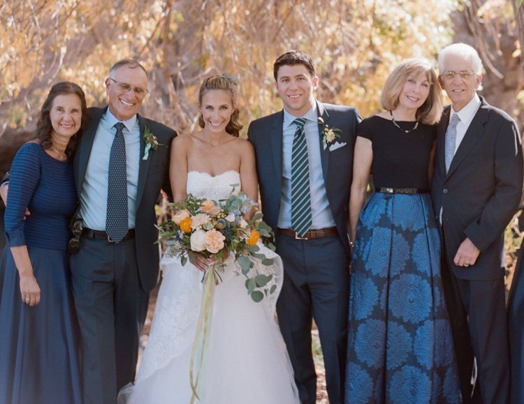 šaty matka nevesty dlhá modrá sukňa kvetinový vzor čierna blúzka kožený opasok