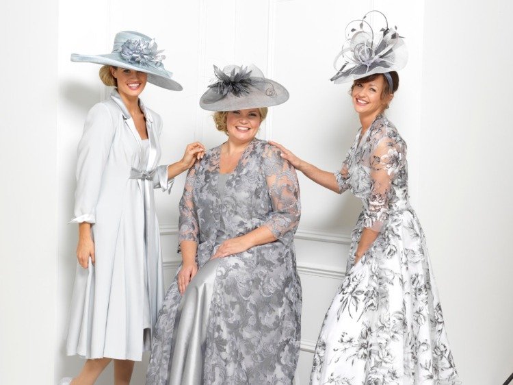 šaty matka nevesty sivý kvetinový vzor elegantné dlhé po kolená