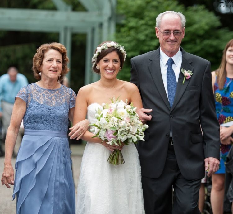 šaty matka nevesty modrá čipkovaná vrchná sukňa