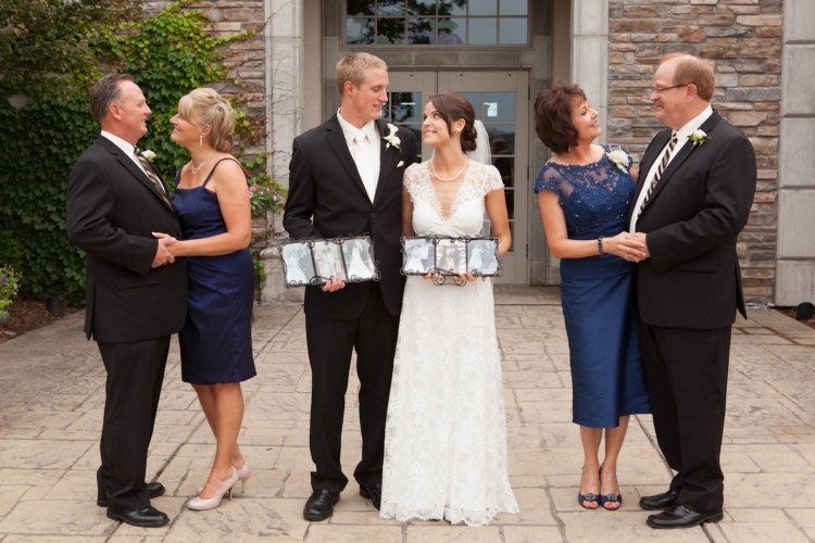 šaty na striedačku matka nevesty dĺžka po kolená modrý špagetový remienok