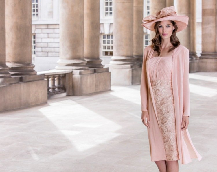 šaty matka nevesty dlhá bunda čiapka pastelovej farby ružová