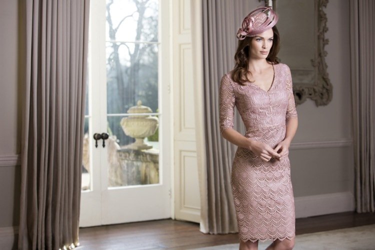 šaty matka nevesty dĺžka po kolená ružový véčkový výstrih