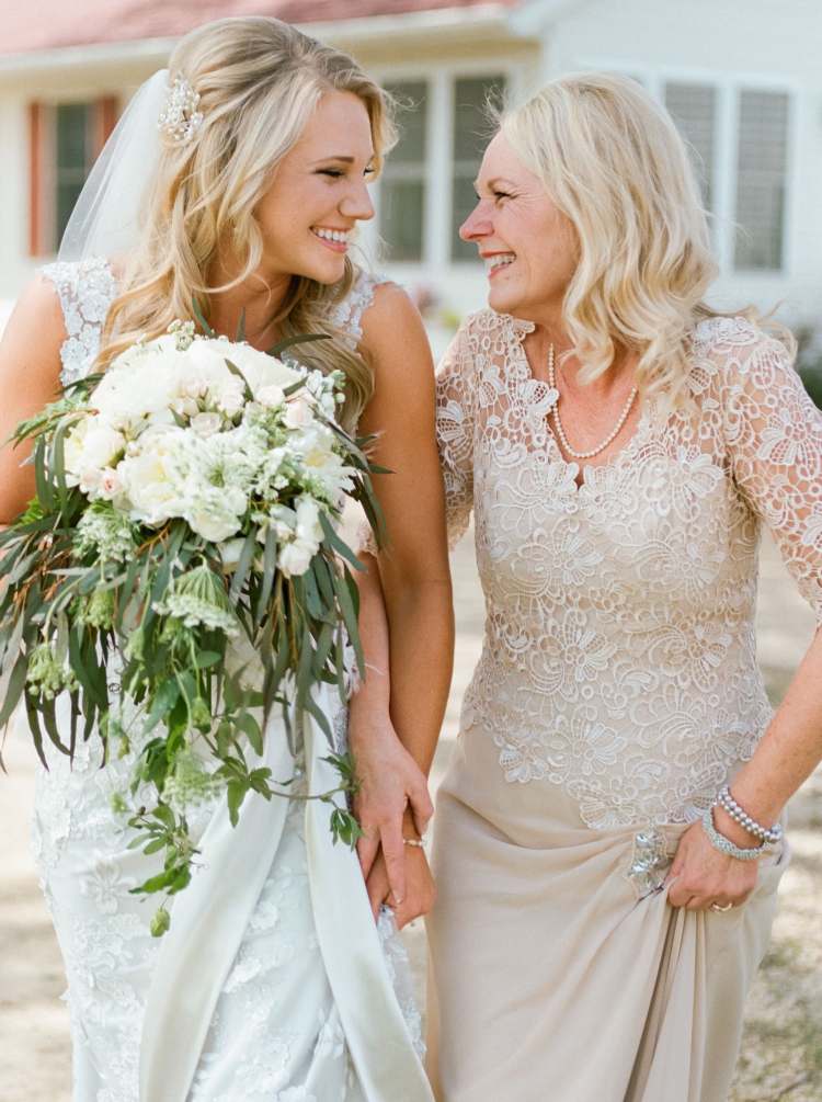 šaty pre matku nevesty čipkované rukávy dlhé telo lichotivé