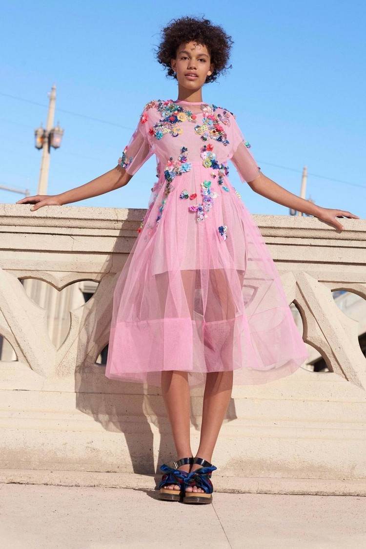 Hosť svadobné šaty elegantné trendové farby 2021 letné svadobné oblečenie hostí