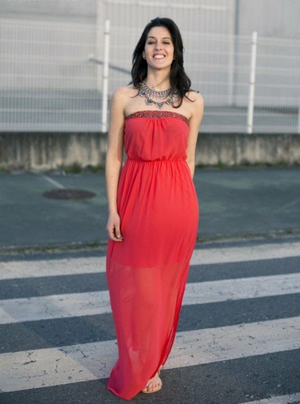 dlhé červené šaty z tylu bez ramienok a s gumou v páse šaty cez plece-červeno-dlhé-náhrdelníky
