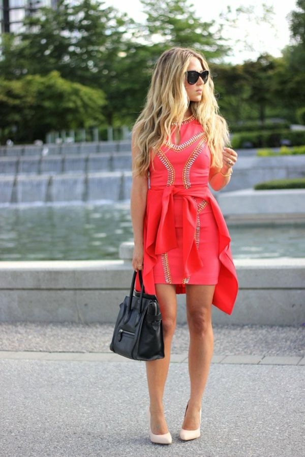 prvky zlatej farby na krátkych šatách v červenej farbe červené šaty-hravá-tkanina-s-zdobenými prvkami